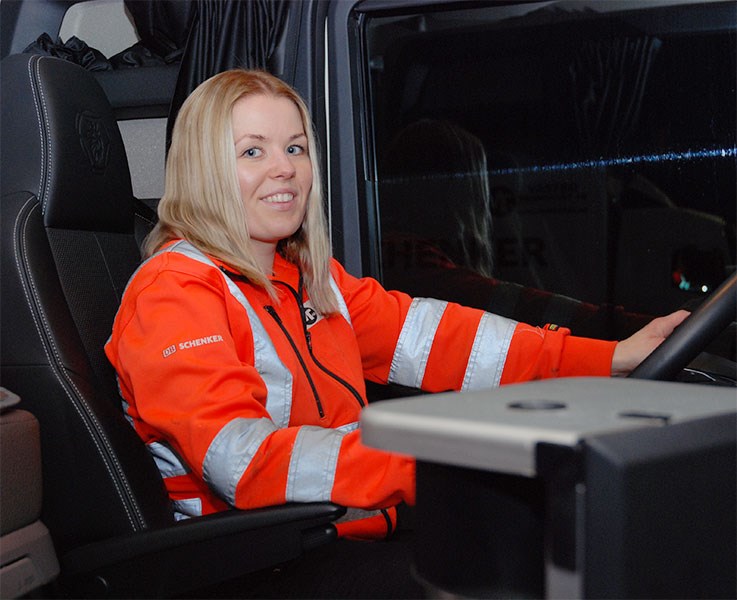 Emelie Johansson älskar jobbet som lastbilschaufför
